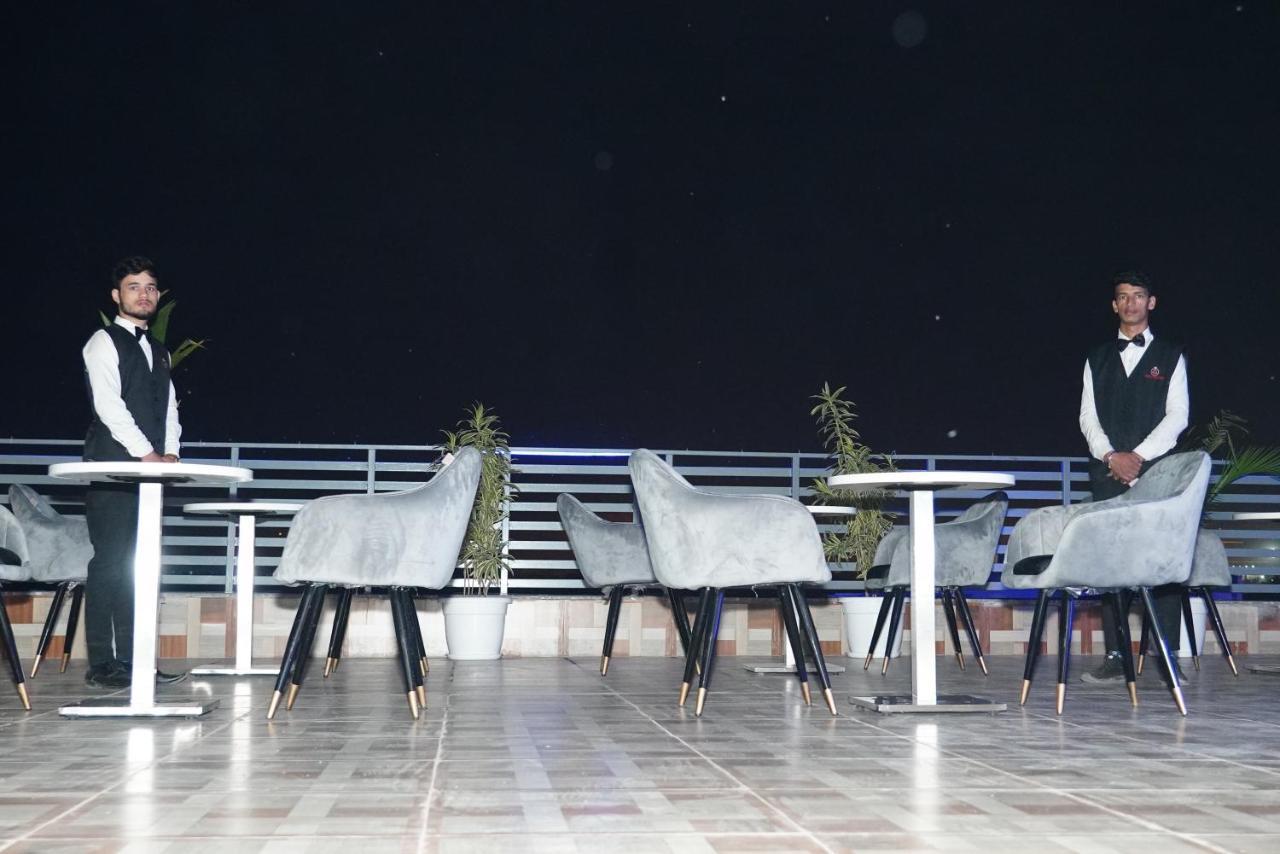 Expomart Inn Грейтър Нойда Екстериор снимка